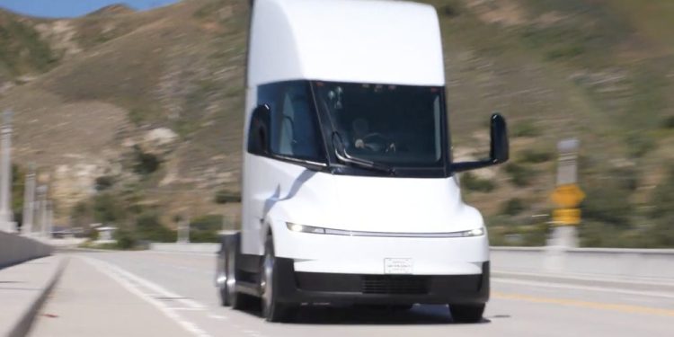 Une comparaison étonnante mais logique du Tesla Semi par Jay Leno qui va vous surprendre !
